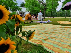 Picknick na ceremonie bij crematorium Zuiderhof, verzorgd door familie en cateraar