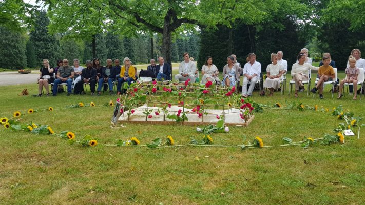 Uitvaart buiten op het grasveld bij Crematorium Zuiderhof